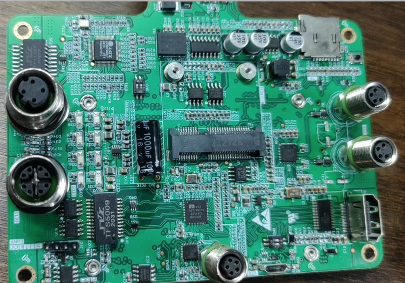 Aplicações de conectores de montagem em painel com código D e código X M12